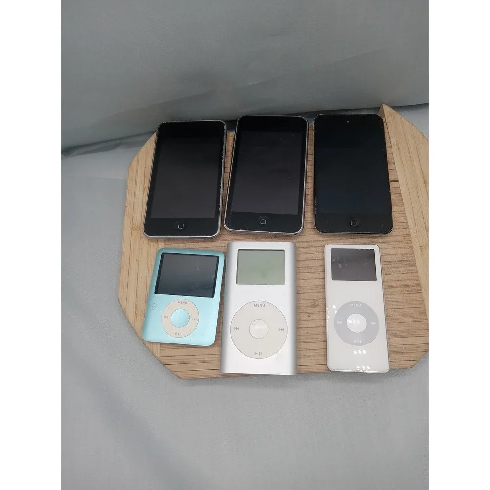 Lot Of 6 Apple Products - iPods &  BROKEN (For Parts‎ Only Locked Scratches.